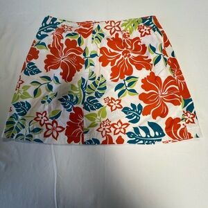 HERMAN GEIST FLORAL WOMAN’S SKORT. 
SIZE  4.  MULTICOLORS ON WHITE BACKGROUND
